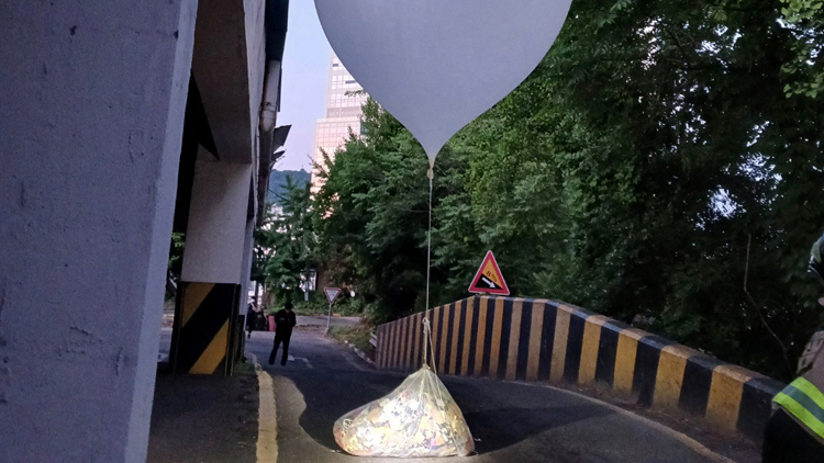 朝鮮再向韓國放飛600多個氣球 內含垃圾等污染物