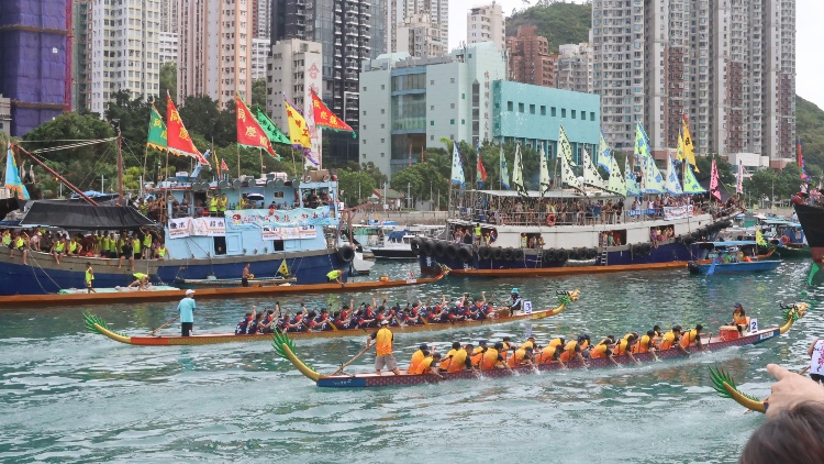 有片丨香港仔龍舟競渡氣氛熱鬧 同慶龍勇奪大龍金盃冠軍