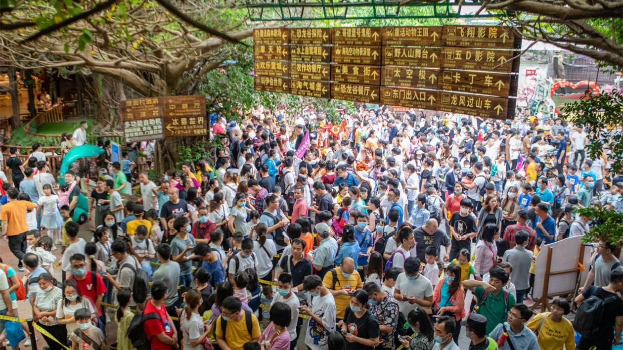 端午節近6萬遊客湧入長鹿划龍舟品粽香