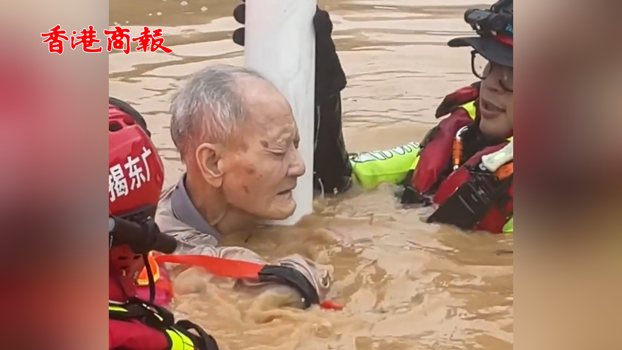 有片丨「阿伯不要怕，我們救你走」老人被洪水圍困，水淹至脖子 消防人員暖心救援