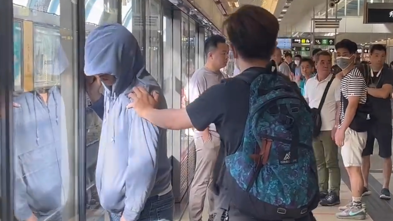 有片丨37歲男子疑在香港天水圍站偷拍裙底 遭途人截停