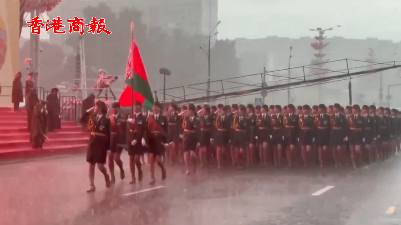 有片｜英姿颯爽！白俄羅斯女兵雨中參加獨立日綵排