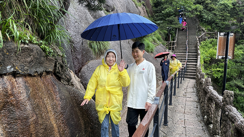 黃山風景區：風雨同路全心守護 當好遊客「撐傘人」