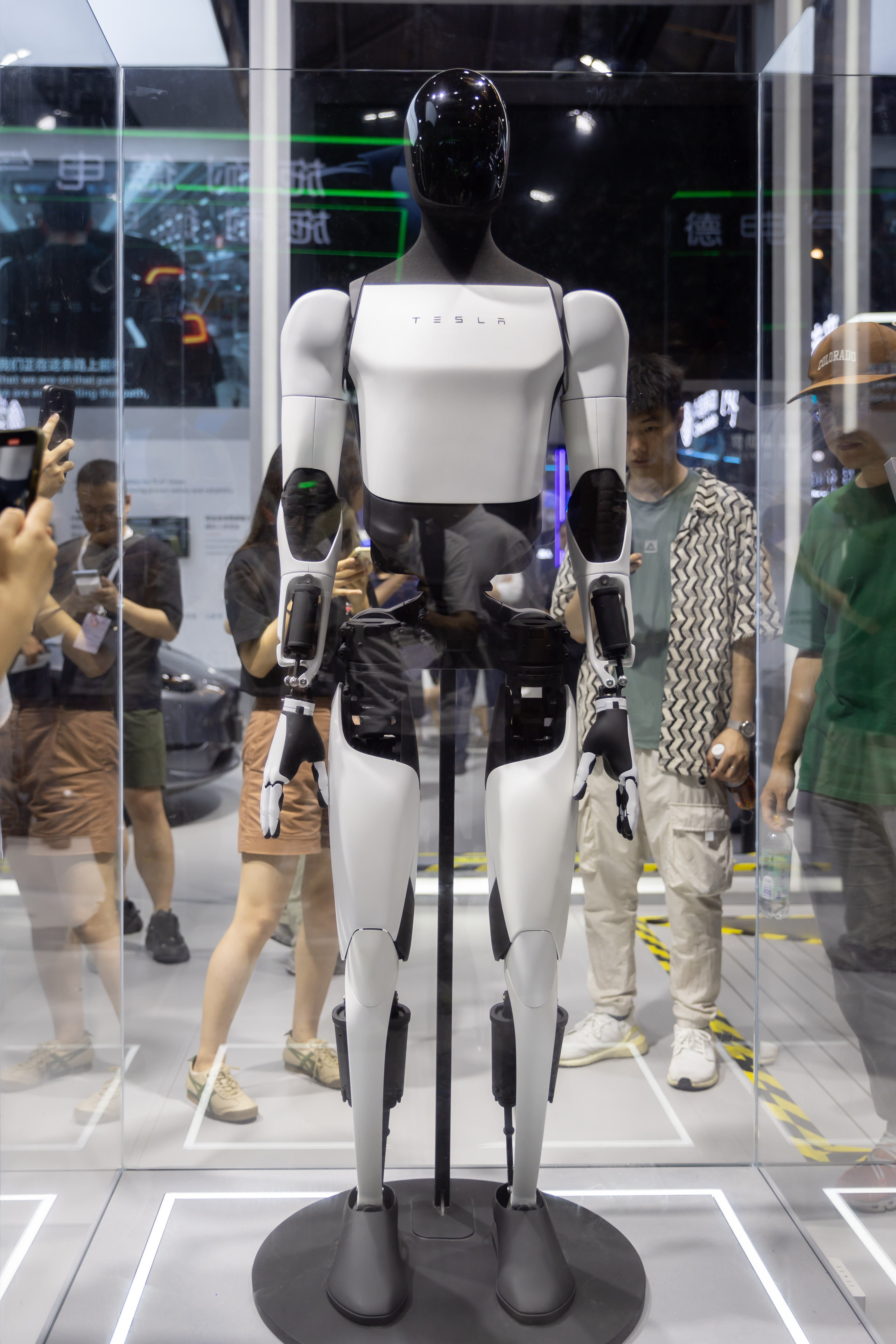 特斯拉人形機械人Optimus2代首次公開亮相 行走速度提升30%