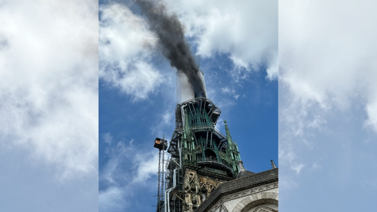 法國魯昂大教堂尖塔着火