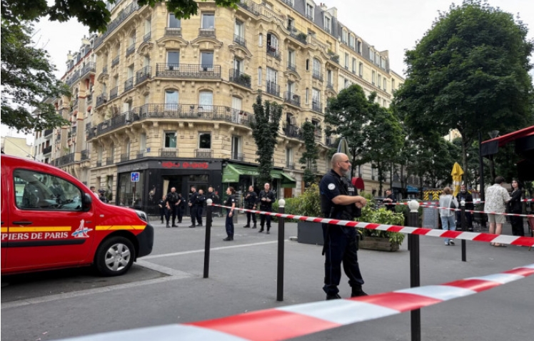 巴黎一輛失控汽車撞向路邊餐廳 致1死6傷