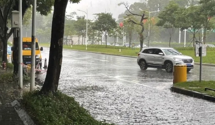 深圳市多區暴雨黃色預警信號升級為橙色 全市進入暴雨防禦狀態