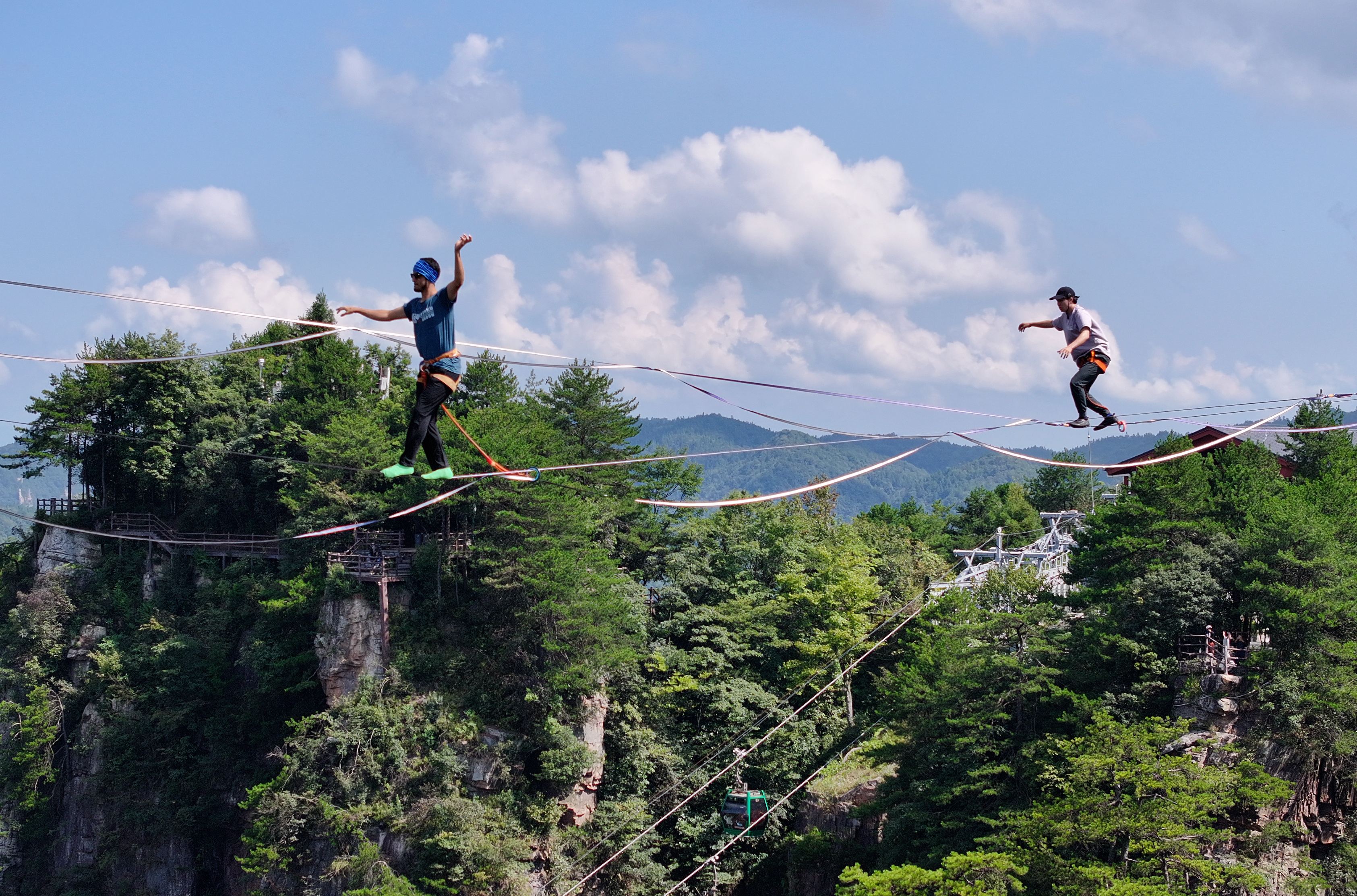 湖南張家界：中外扁帶運動愛好者高空競技