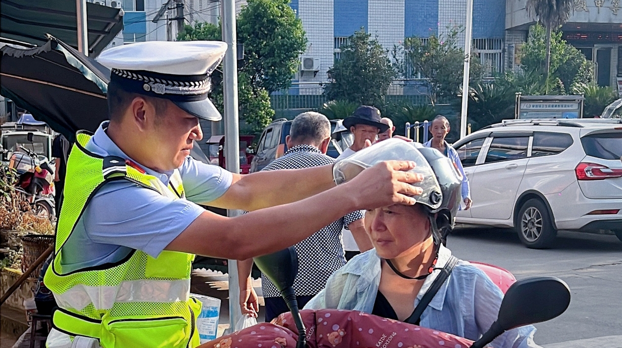 有片│四川梓潼交警交通安全宣傳「接地氣」