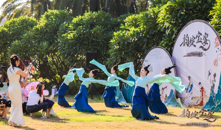 非遺獻華誕——深圳寶安濱海廊橋非遺旗袍漢服秀精彩上演