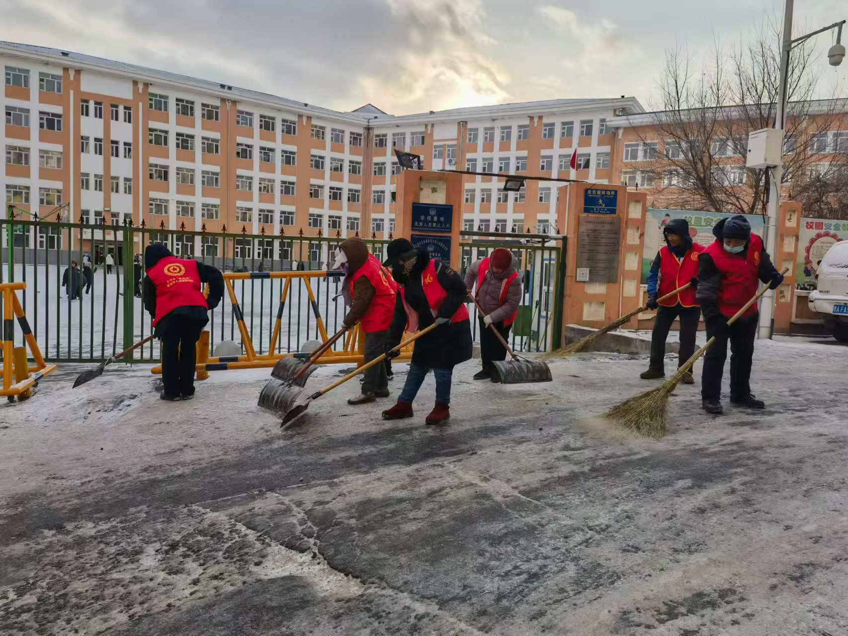 哈市香坊區大慶路街道辦事處組織清雪工作 確保居民冬季出行安全