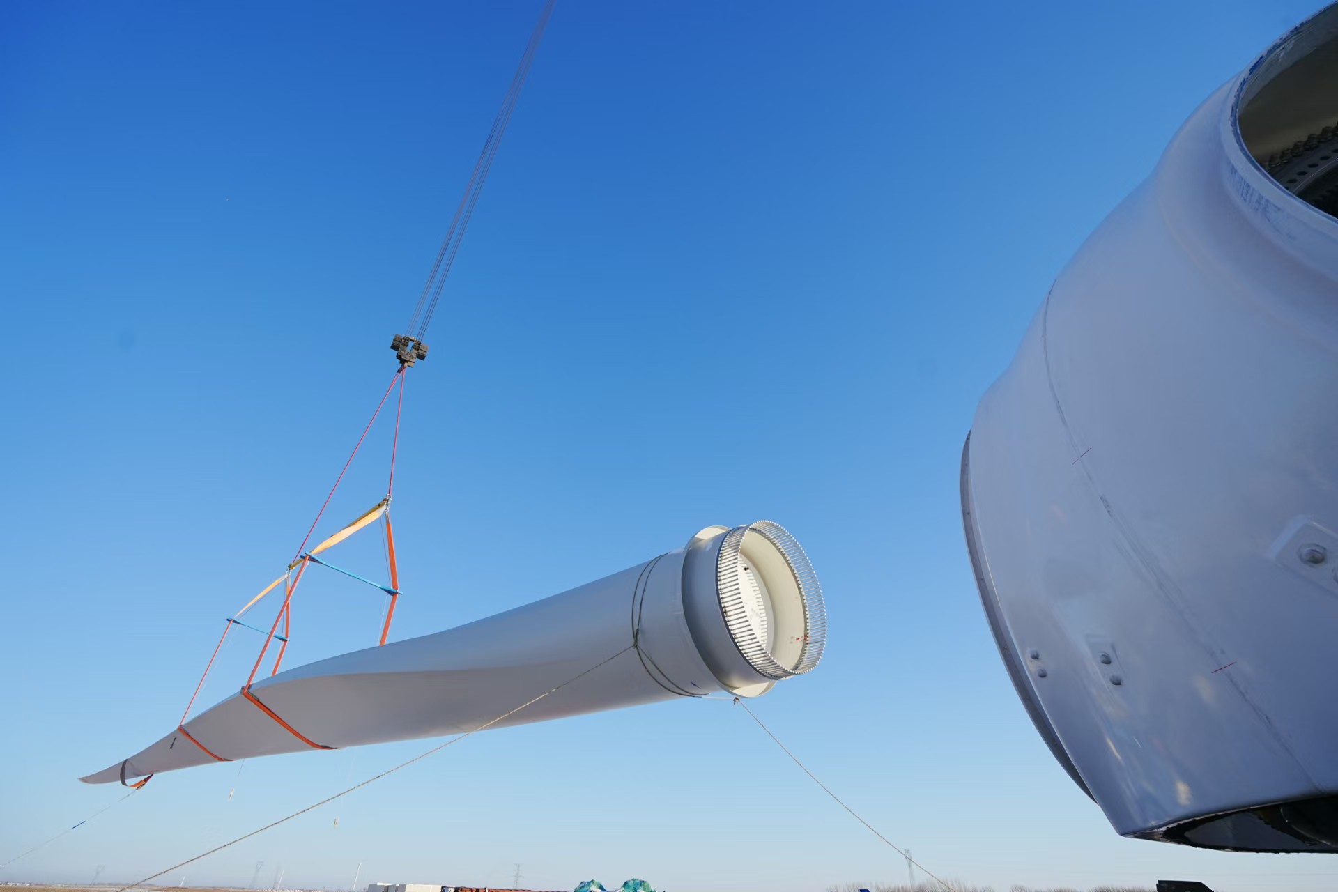 國內最大綠氫合成綠氨創新示範項目首台風機吊裝成功