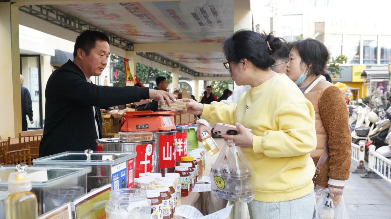 安徽巢湖：逛助農市集 購巢湖好物