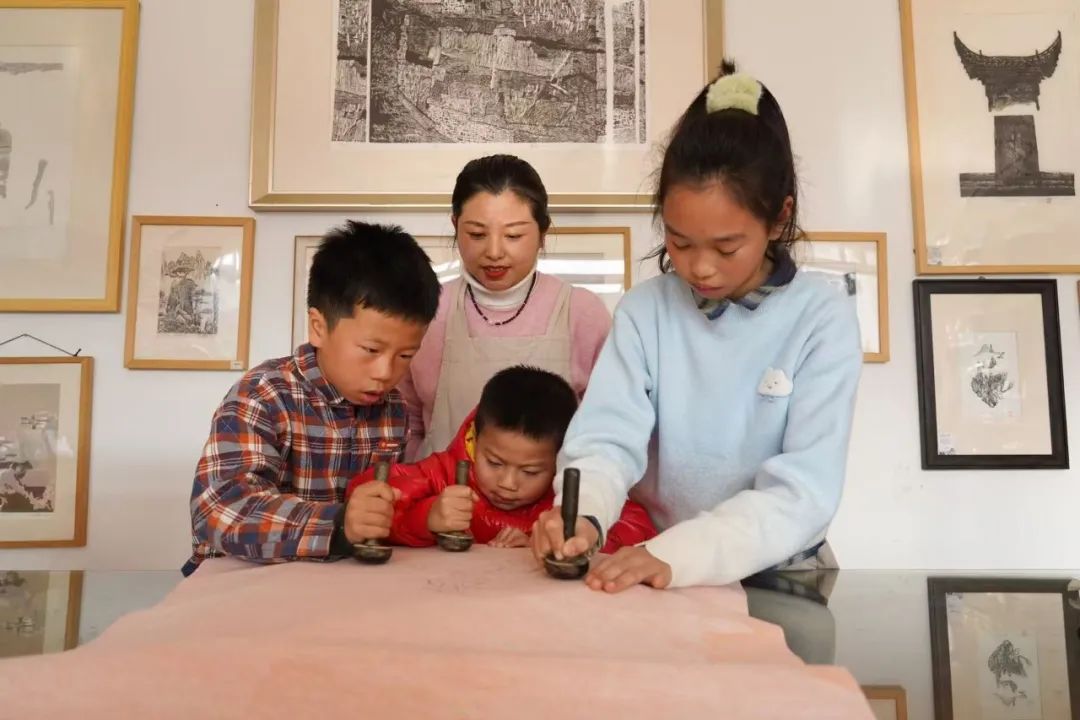 巧手製版畫創意迎新年 非遺之光增色屯溪河街