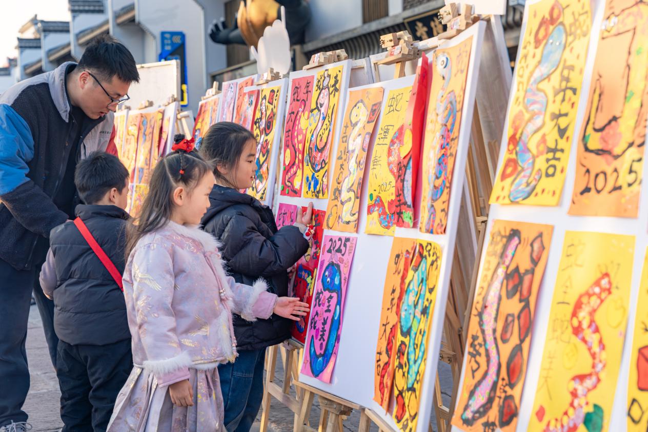 黃山屯溪河街：跨年藝術展別開生面