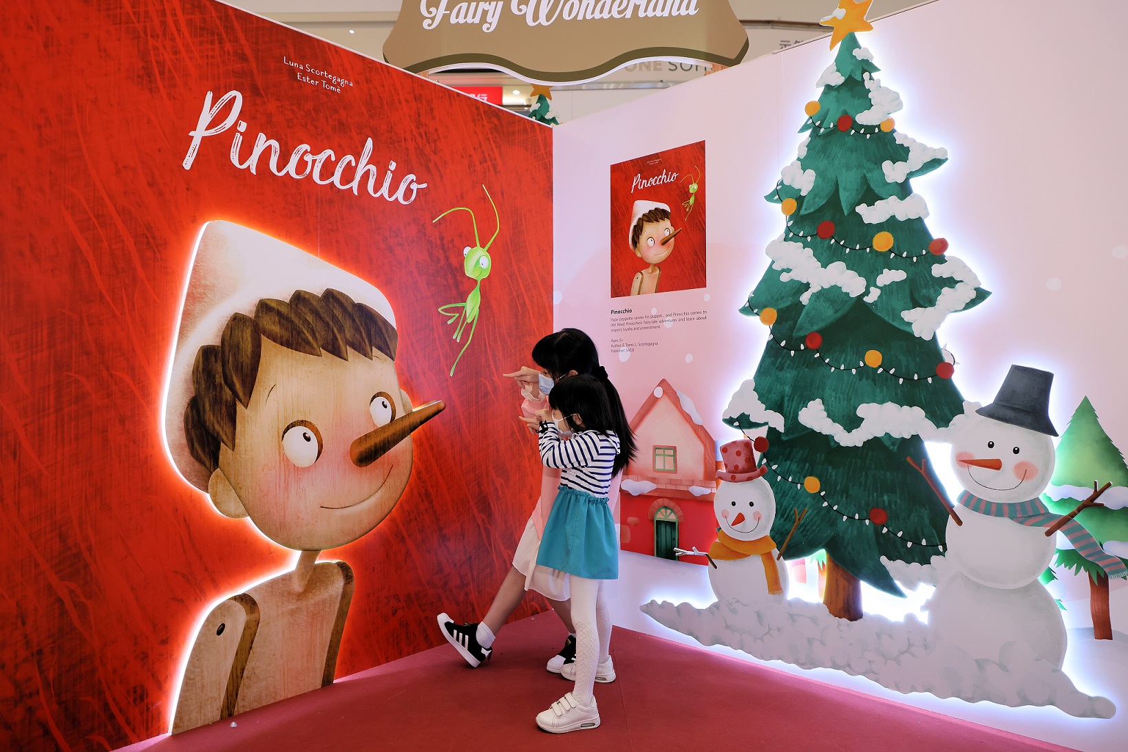 三本巨型立體故事書配以不同的聖誕裝飾，色彩繽紛的布景成為小朋友打卡熱點.JPG