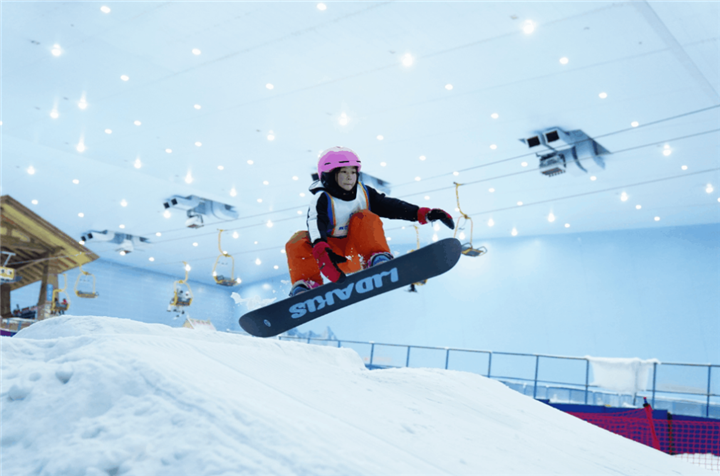 1花都區學生在融創文旅城雪世界進行滑雪訓練.png