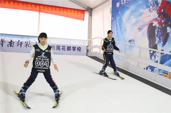 3華南师范大學附屬花都學校的同學們在校內滑雪訓練館訓練.jpg