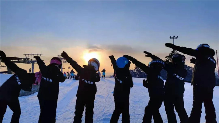 4花都區學生參加“築夢冰雪，相約冬奧”全國學校冰雪運動競賽.jpg