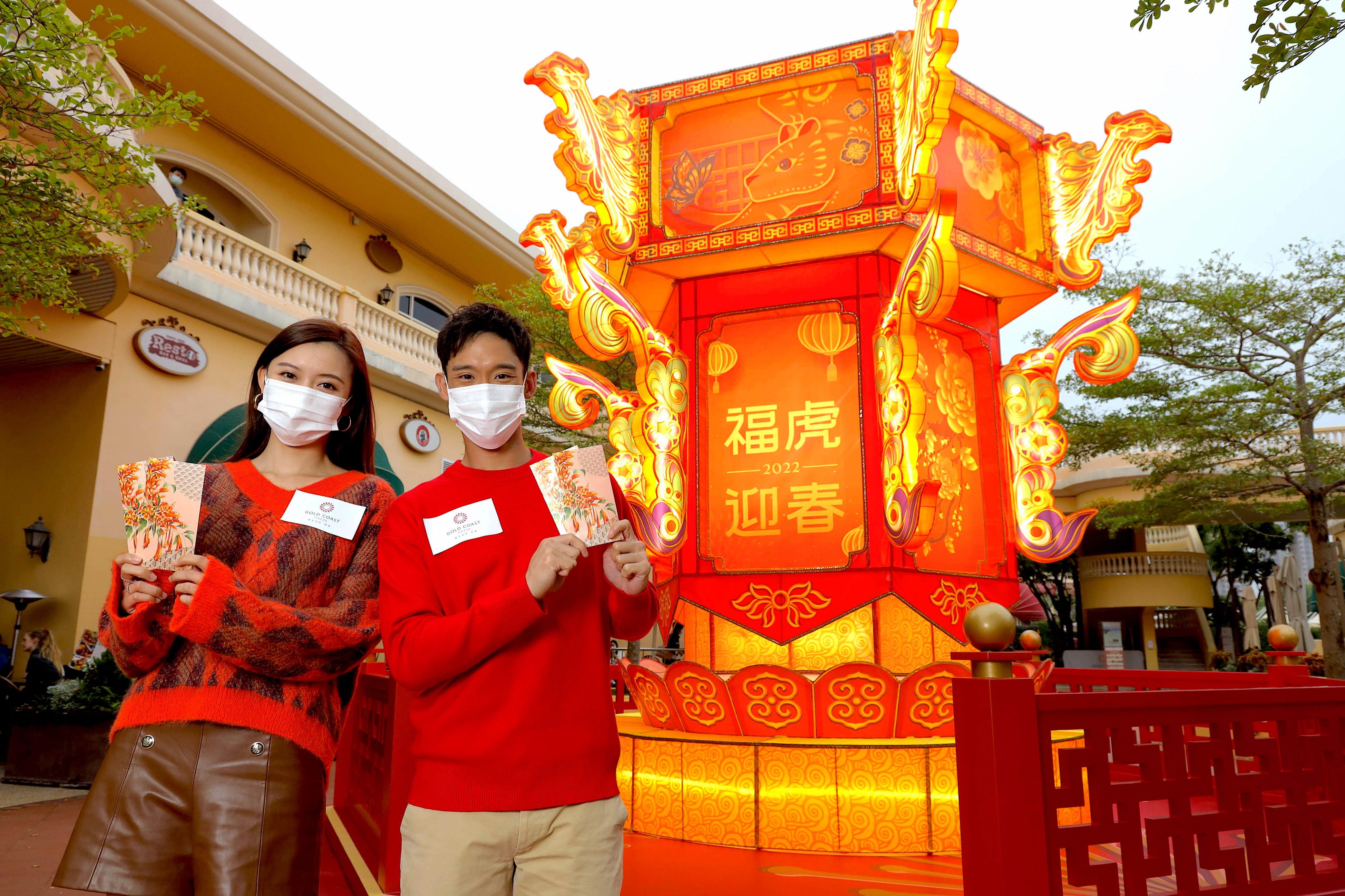 香港黃金海岸商場呈獻炮仗花主題「花開好運利是封」_高貴燙金壓印設計 瑰麗典雅更顯氣派.jpg