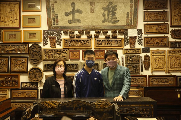蘇樺偉及蘇韓小貞到訪萬希泉總部，欣賞古董木雕及音樂盒收藏.JPG