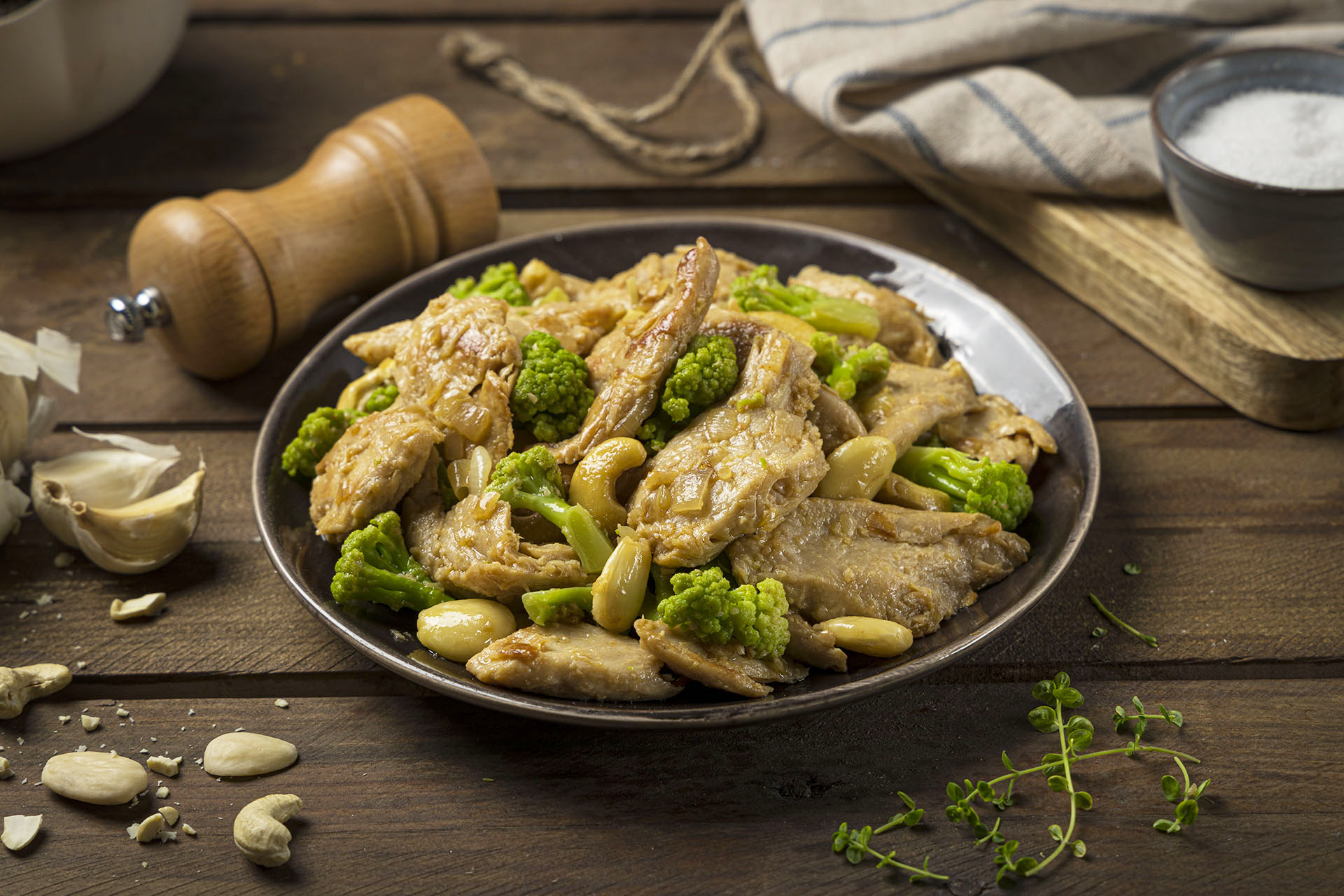 西蘭花炒植物雞柳Heura Chunks Stir-Fry with Broccoli.jpg