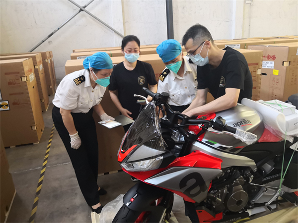 2：廣州海關關員對進口摩托車實施查驗.jpg