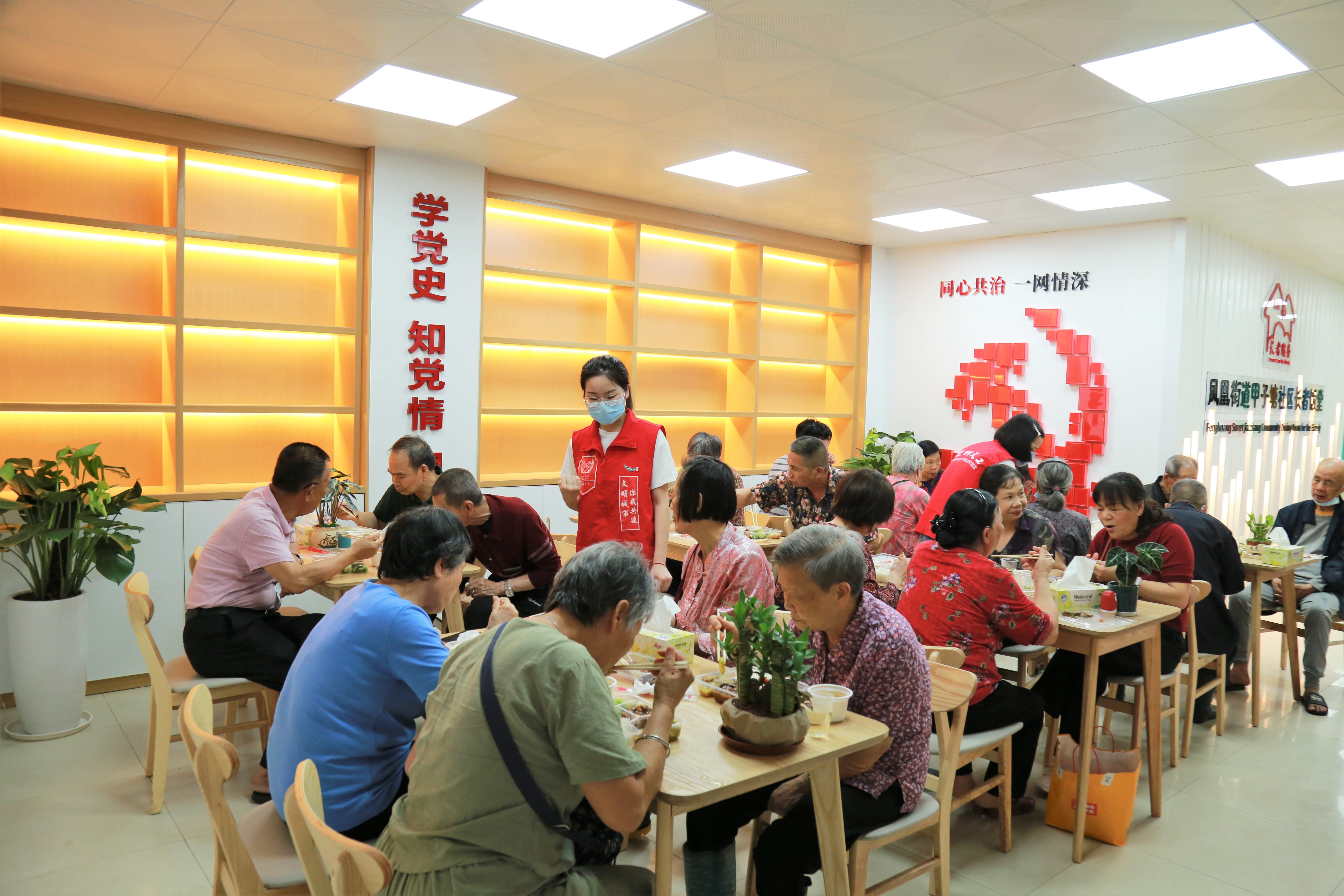 圖片2，甲子塘社區老年人在“長者飯堂”就餐.jpg