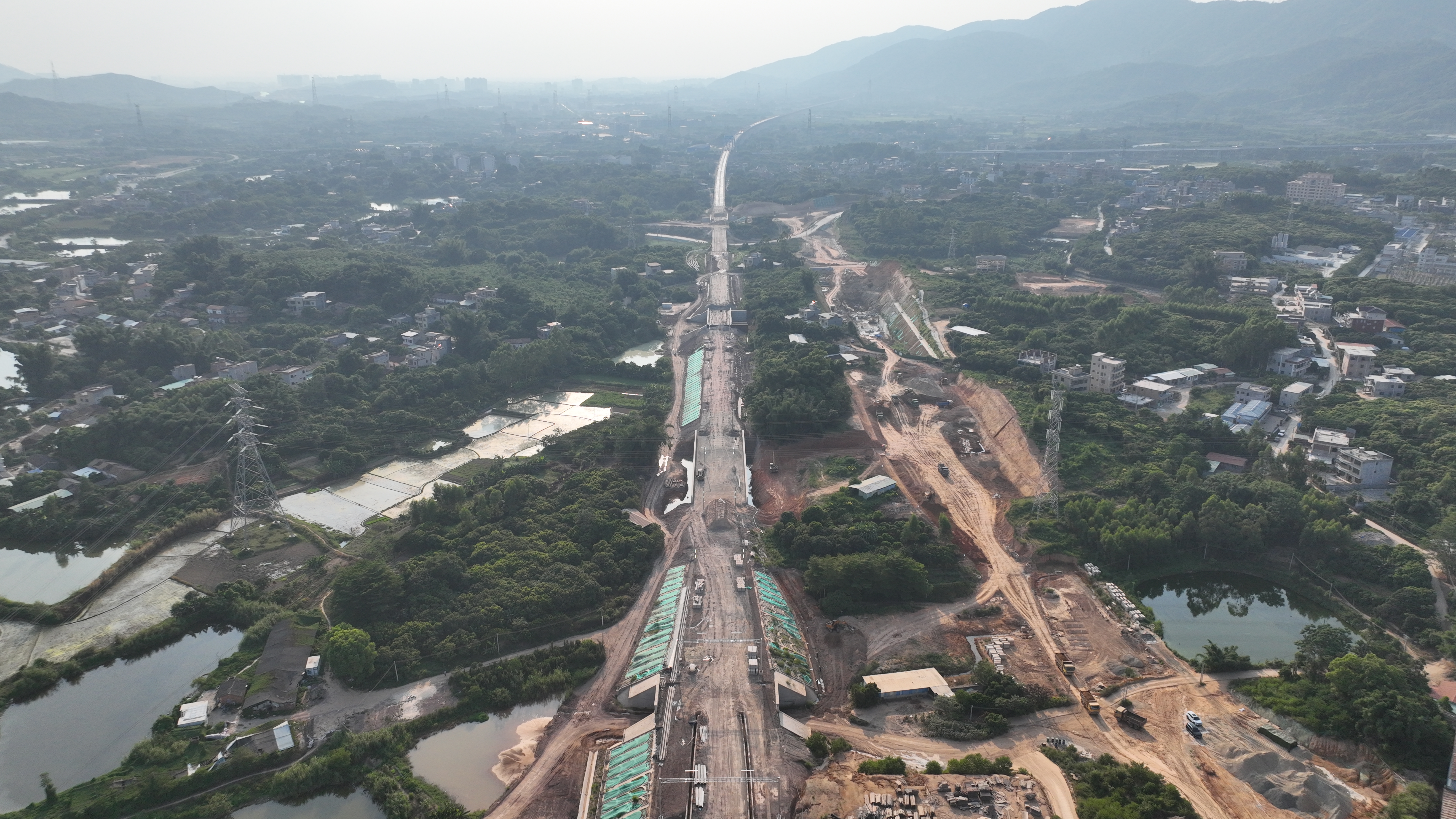 2、广汕高铁博罗段正在紧张施工中（摄影：卢伟）.jpg