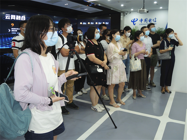 图片3：记者们在展厅参观、采访.jpg