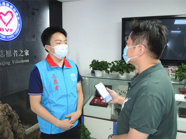 圖片5：本報記者採訪來自清華大學，已連續第三年參加服貿會的志願者王與時.jpg