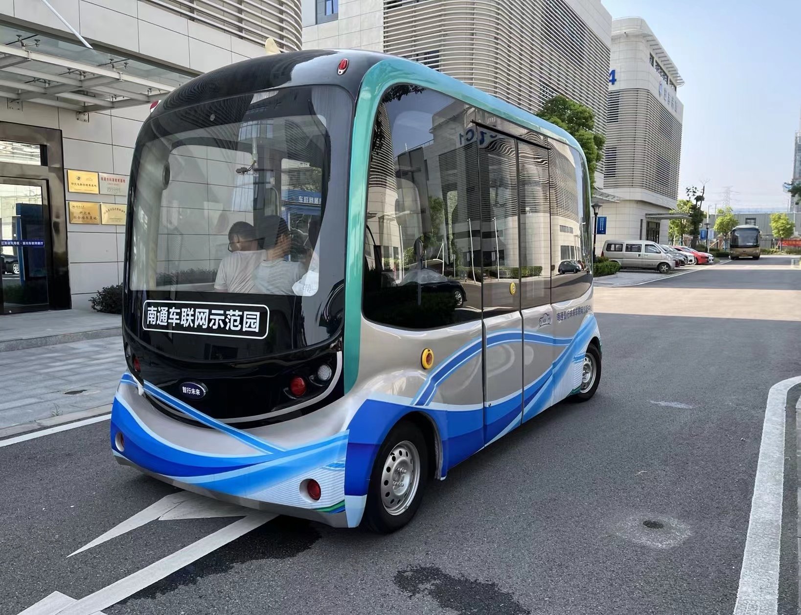車聯網創新中心研製的「未來號」自動駕駛巴士上路調試.jpg