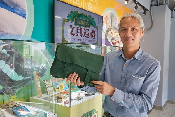 玩具收藏家及「幸福玩具店」店主莊慶輝先生特別借出其絕版珍藏 包括多款50至80年代流行的文具和書簿用品 (2).jpg