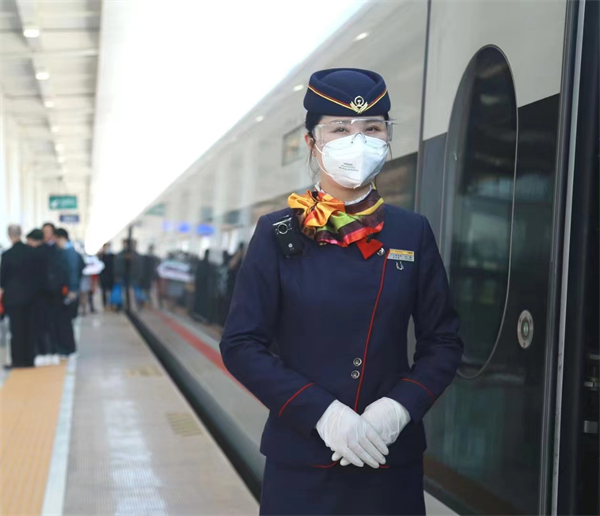 1、贛深高鐵列車進站停靠（攝影：由迪、黃偉偉）.jpg