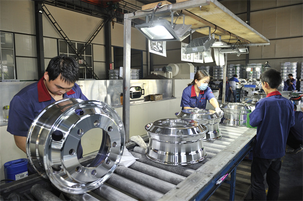 山西同譽金屬材料科技有限公司為大運汽車公司加工配套輪轂。閆鑫 攝.jpg