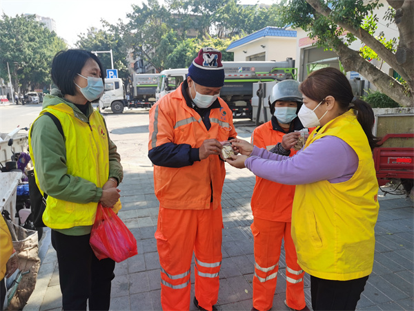 3、惠州市紅棉慈善會的志願者為環衛工人送藥。紅棉慈善會供圖.jpg