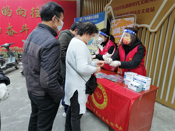 4、惠州市手拉手愛心志願服務隊志願者為社區群眾派藥。拍攝者：黃素娜.jpg