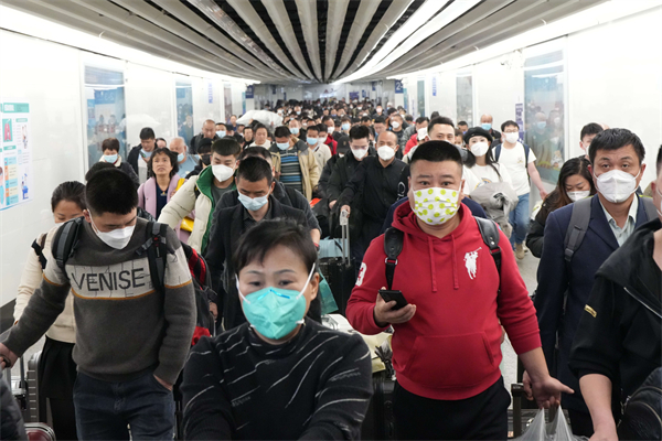 2、廣州站旅客有序排隊出站（攝影：鍾健豪）.jpg