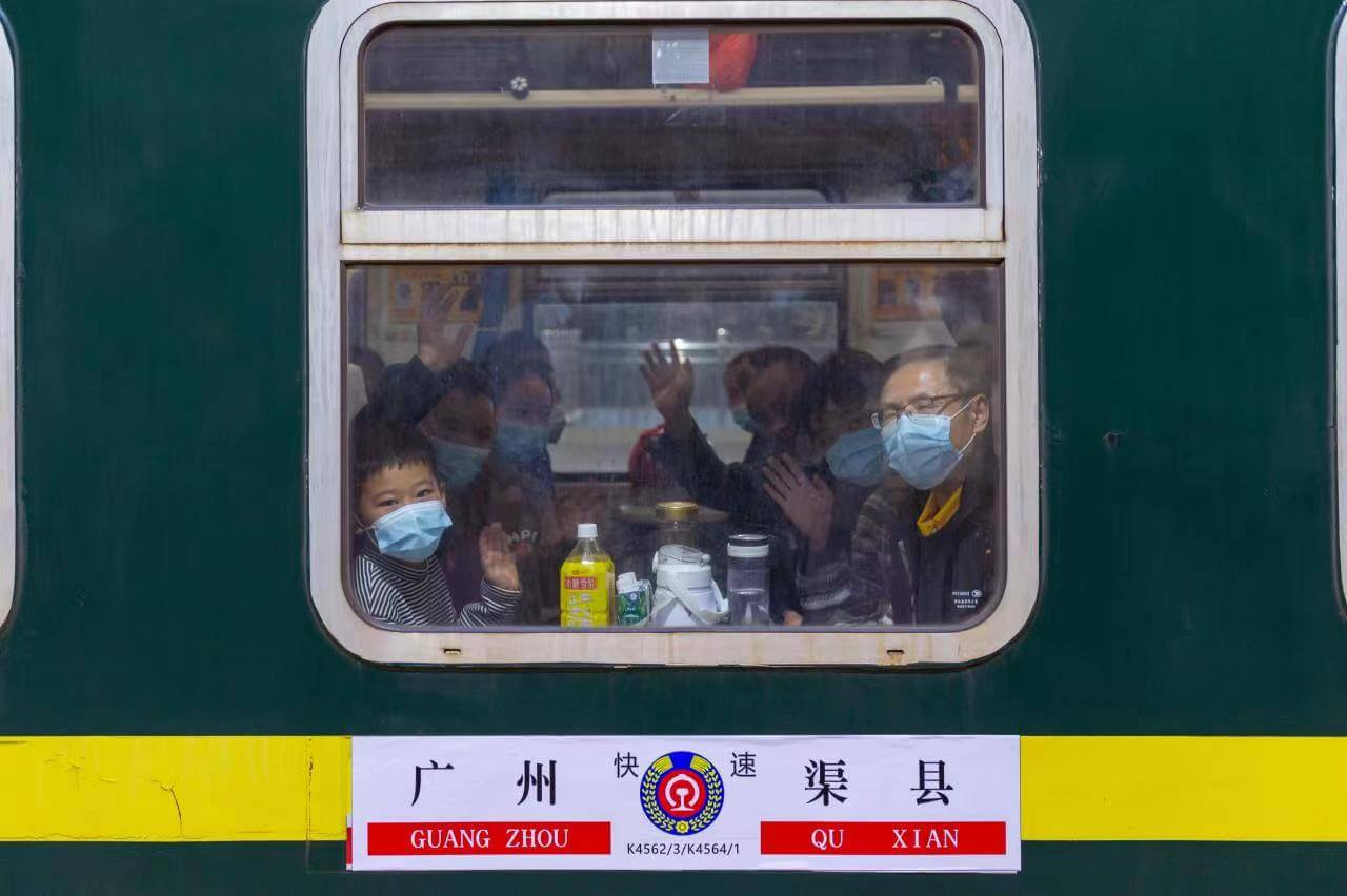 2、廣州站旅客乘車出行（攝影：陳俊彥）.jpeg