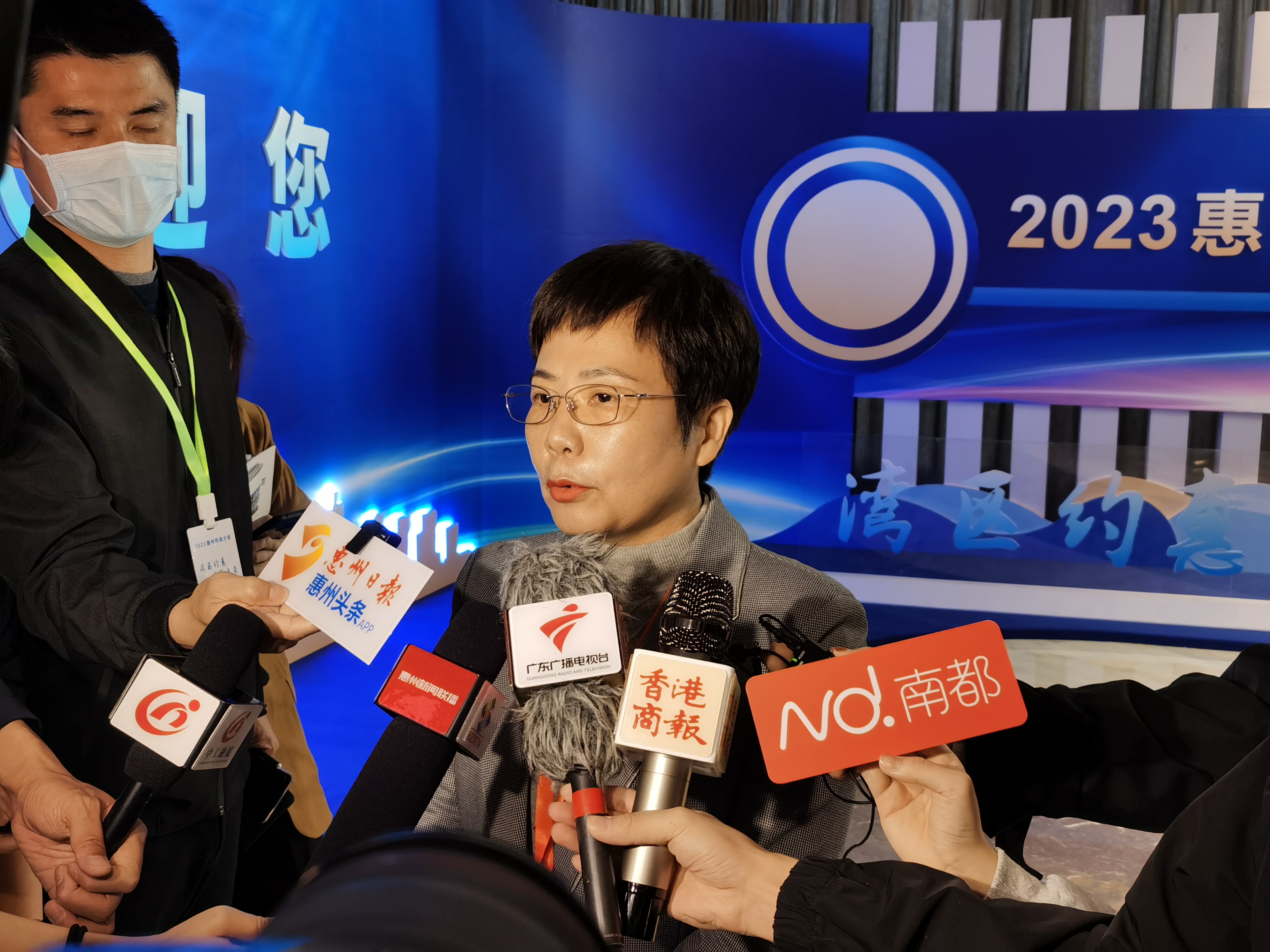 5、惠州市政協副主席、市發改局局長吳欣在接受媒體採訪.jpg