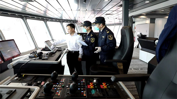 圖為：廣州海關所屬南沙海關關員對出境船舶開展監管.jpg