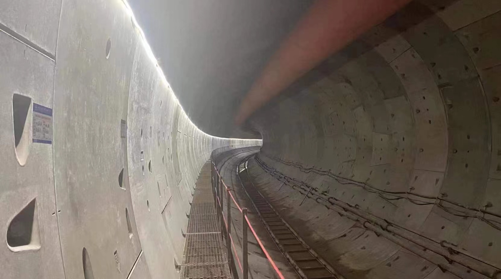 貫通的隧道.jpg