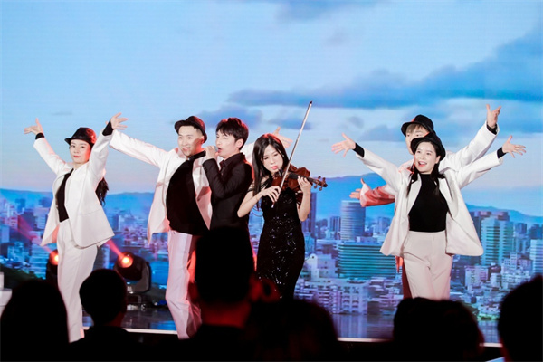 圖三：中國台灣的張家豪唱響參賽作品《最愛的季節》。.jpg