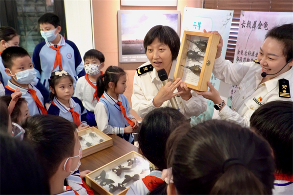 2、广州海关工作人员在粤海关博物馆通过标本展示方式向学生讲解国门生物安全知识.jpg