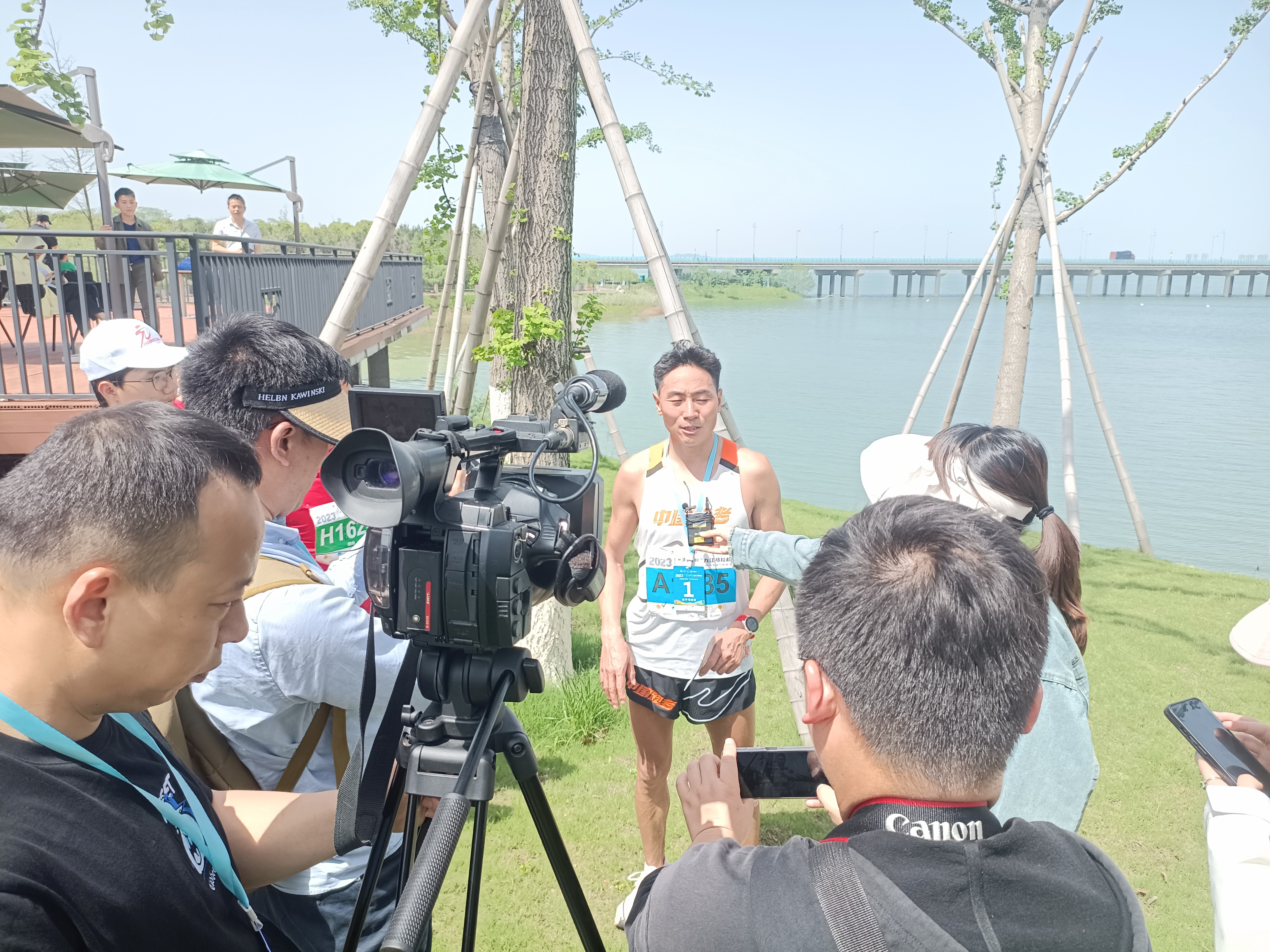 圖四 九馬賽男子組全程第一名選手廖順虎接受媒體採訪.jpg