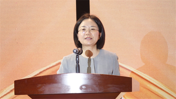 3、惠州市政府党組成員、副市長李俊玲在會上致辭.jpg