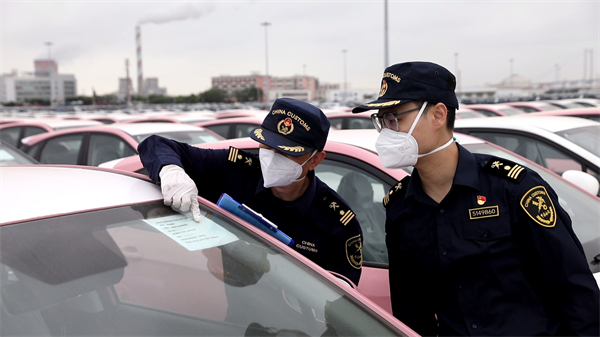 廣州海關所屬南沙海關關員對出口新能源汽車實施查驗3.jpg