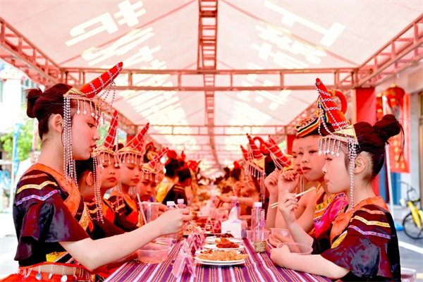 图三 畲家传统的长桌宴喜迎八方来客.jpg