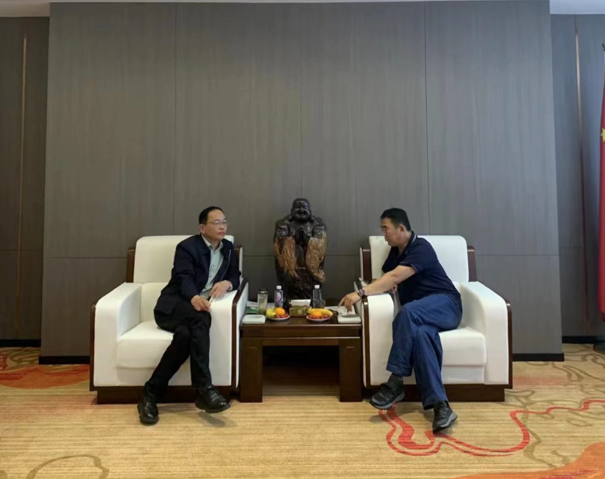圖四 5月10日，鄧福南在南昌基地會見江西國軒新能源科技有限公司董事長黃章喜（左）.jpg