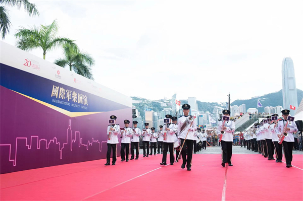 图3-香港警察樂隊國際軍樂匯演紅毯照片.jpg